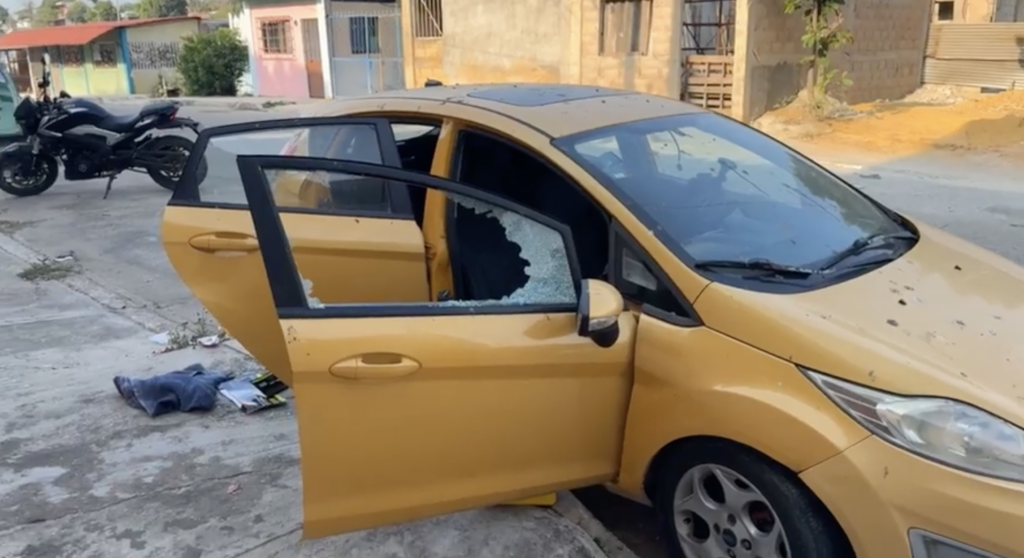 VIDEO | Vandalizan vehículo en Acayucan